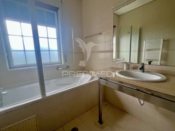 Moradia T6 para Venda em Posto Santo