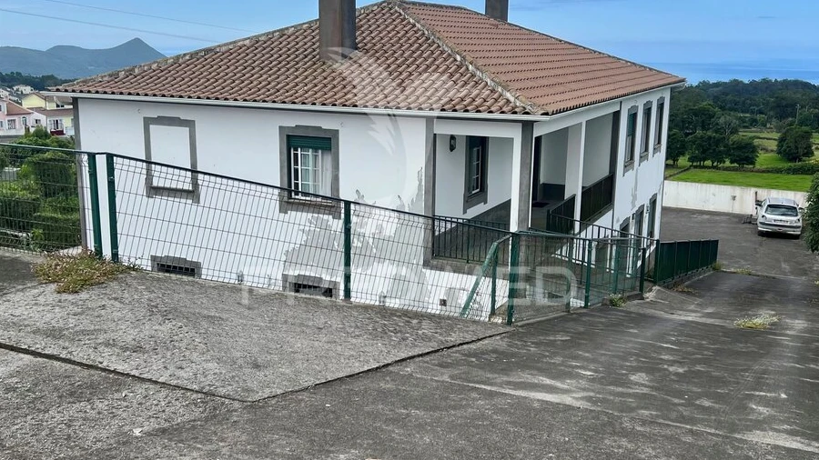 Moradia T6 para Venda em Posto Santo