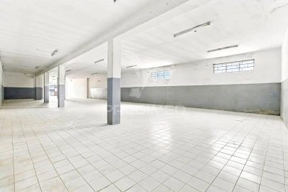 Armazém para Venda em Mafamude e Vilar do Paraíso