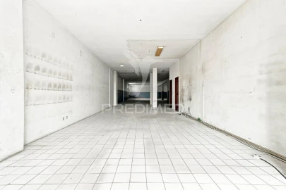 Armazém para Venda em Mafamude e Vilar do Paraíso