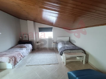 Moradia T3 para Arrendamento em Miragaia e Marteleira