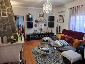 Quarto para Arrendamento em Sarilhos Grandes