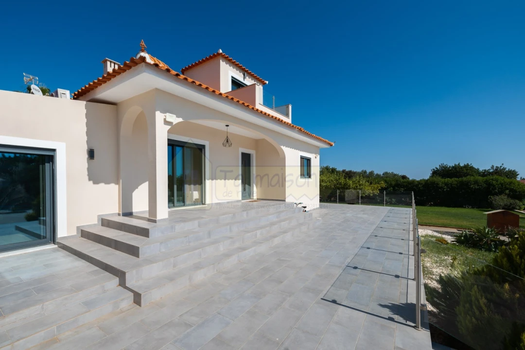 Moradia T4 para Venda em Santa Barbara de Nexe Foto 1