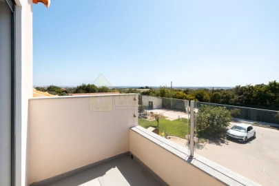 Moradia T4 para Venda em Santa Barbara de Nexe