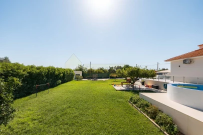 Moradia T4 para Venda em Santa Barbara de Nexe