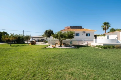 Moradia T4 para Venda em Santa Barbara de Nexe