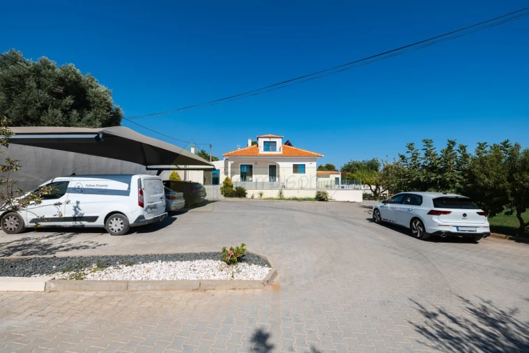 Moradia T4 para Venda em Santa Barbara de Nexe Foto 3