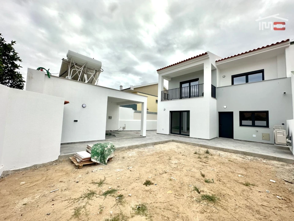 Moradia T4 para Venda em Atalaia e Alto Estanqueiro-Jardia Foto 12
