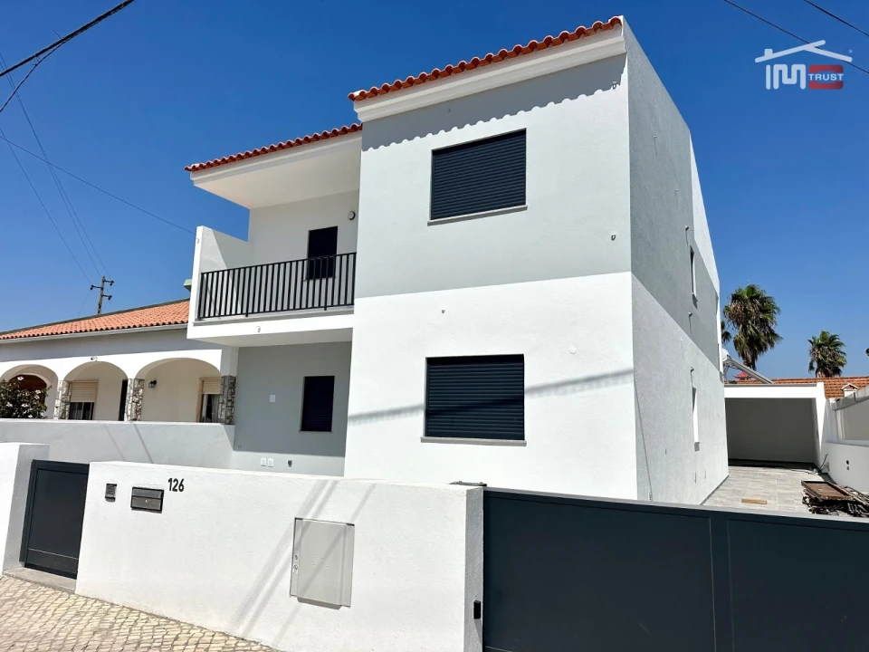 Moradia T4 para Venda em Atalaia e Alto Estanqueiro-Jardia Foto 1