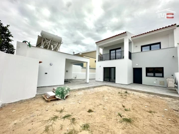 Moradia T4 para Venda em Atalaia e Alto Estanqueiro-Jardia