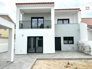 Moradia T4 para Venda em Atalaia e Alto Estanqueiro-Jardia