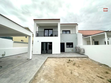 Moradia T4 para Venda em Atalaia e Alto Estanqueiro-Jardia