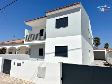Moradia T4 para Venda em Atalaia e Alto Estanqueiro-Jardia
