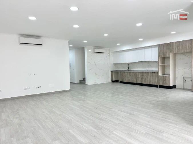 Moradia T4 para Venda em Atalaia e Alto Estanqueiro-Jardia Foto 4