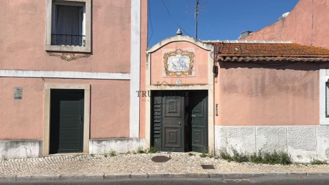 Moradia T10 para Venda em Algés, Linda-A-Velha e Cruz Quebrada-Dafundo