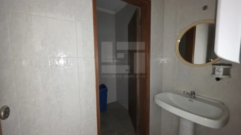 Armazém para Venda em Torres Novas (Santa Maria, Salvador e Santiago)