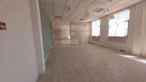 Armazém para Venda em Torres Novas (Santa Maria, Salvador e Santiago)