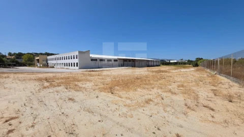 Armazém para Venda em Torres Novas (Santa Maria, Salvador e Santiago)