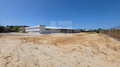 Armazém para Venda em Torres Novas (Santa Maria, Salvador e Santiago)