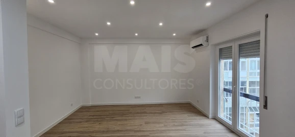 Apartamento T2 para Arrendamento em Algés, Linda-A-Velha e Cruz Quebrada-Dafundo