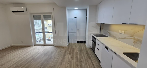 Apartamento T2 para Arrendamento em Algés, Linda-A-Velha e Cruz Quebrada-Dafundo
