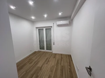 Apartamento T2 para Arrendamento em Algés, Linda-A-Velha e Cruz Quebrada-Dafundo
