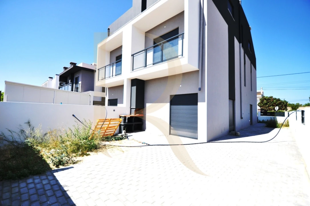 Moradia T4 para Venda em Fernao Ferro Foto 1