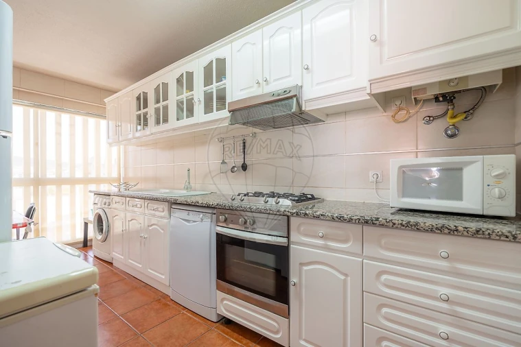 Apartamento T4 para Venda em Santo Antonio dos Olivais Foto 12