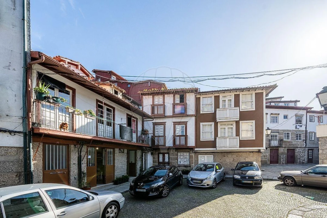 Prédio para Venda em Oliveira, São Paio e São Sebastião Foto 1