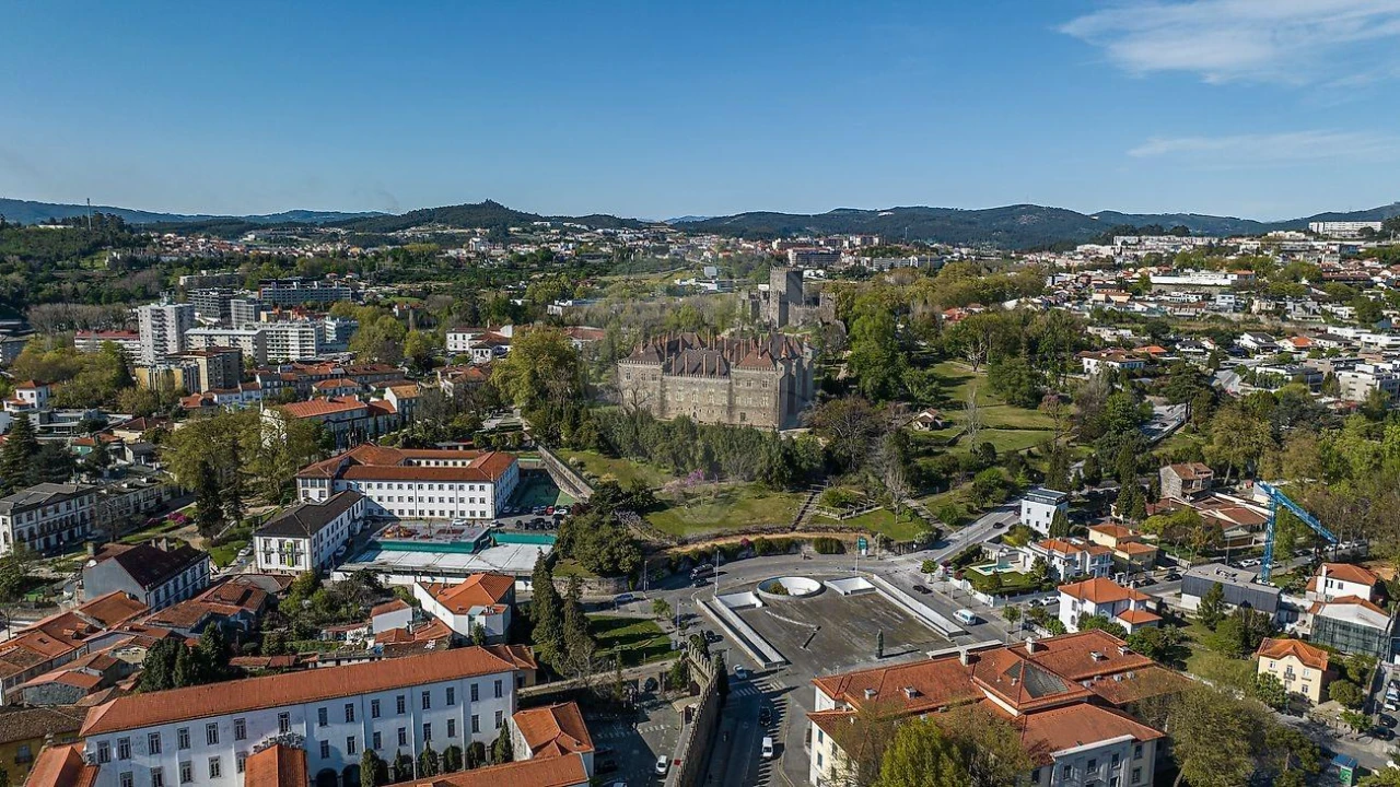 Prédio para Venda em Oliveira, São Paio e São Sebastião Foto 2