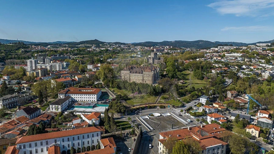 Prédio para Venda em Oliveira, São Paio e São Sebastião Foto 2