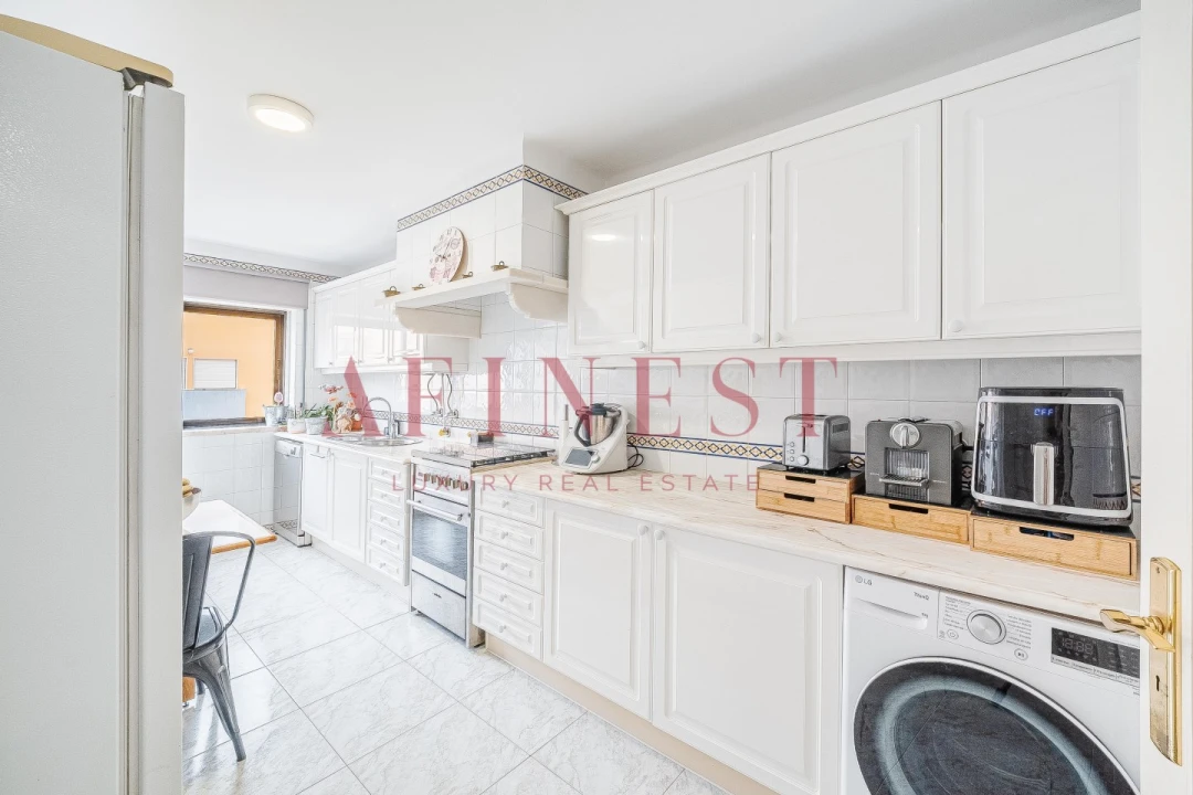 Apartamento T4 para Venda em Carcavelos e Parede Foto 17