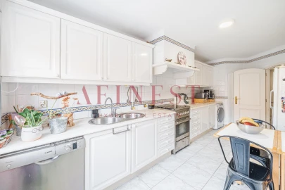 Apartamento T4 para Venda em Carcavelos e Parede