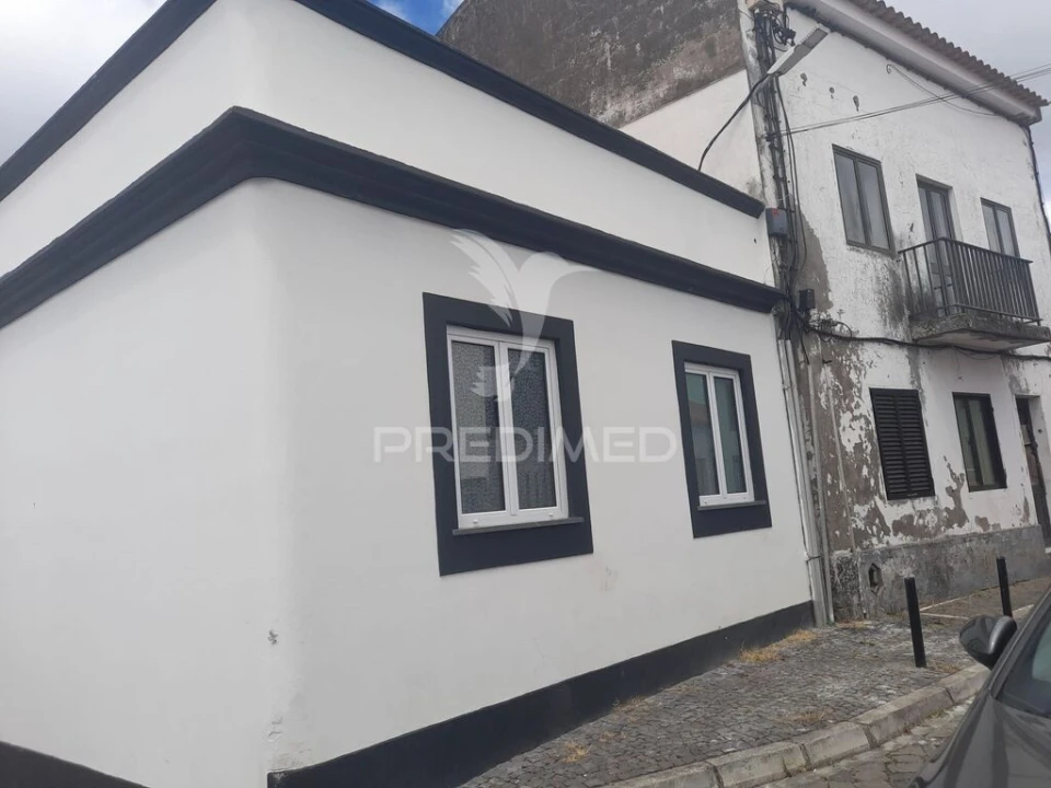 Moradia T4 para Venda em Angra (Nossa Senhora da Conceição) Foto 1