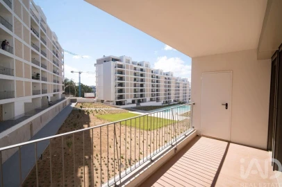 Apartamento T4 para Arrendamento em Santo António dos Cavaleiros e Frielas