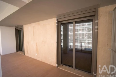 Apartamento T4 para Arrendamento em Santo António dos Cavaleiros e Frielas