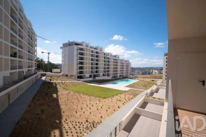 Apartamento T4 para Arrendamento em Santo António dos Cavaleiros e Frielas