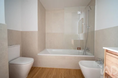 Apartamento T4 para Arrendamento em Santo António dos Cavaleiros e Frielas