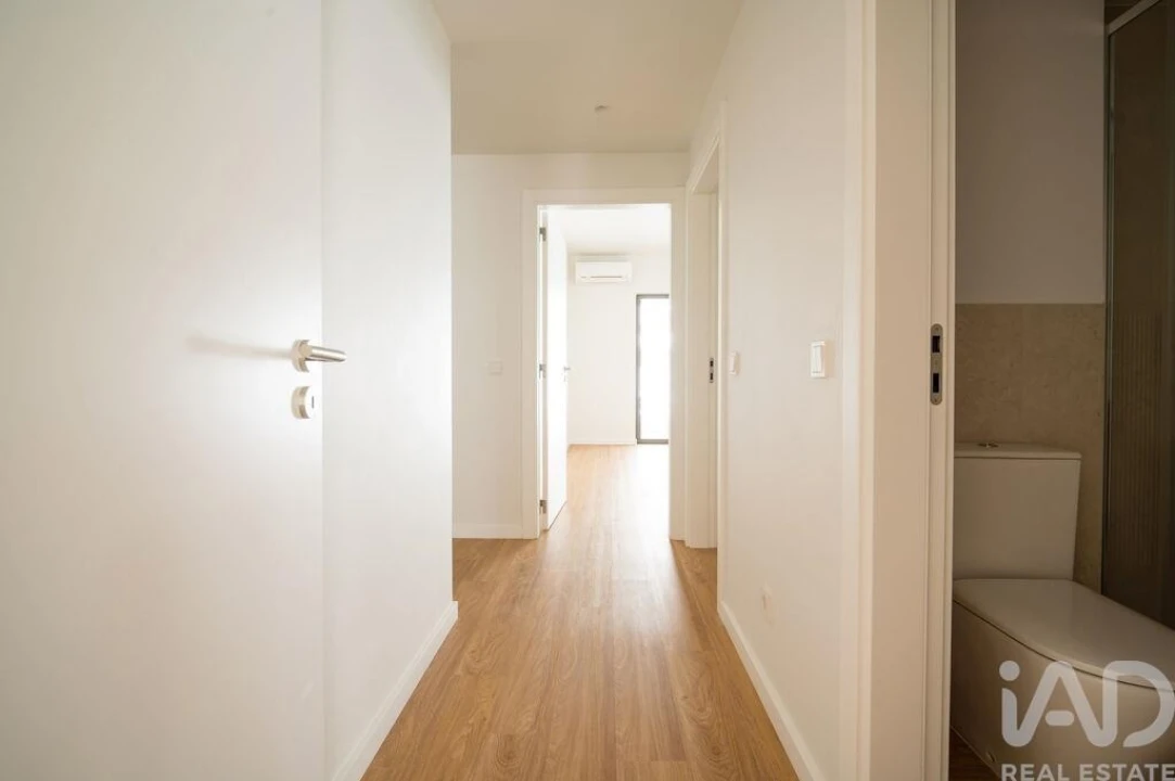Apartamento T4 para Arrendamento em Santo António dos Cavaleiros e Frielas Foto 12