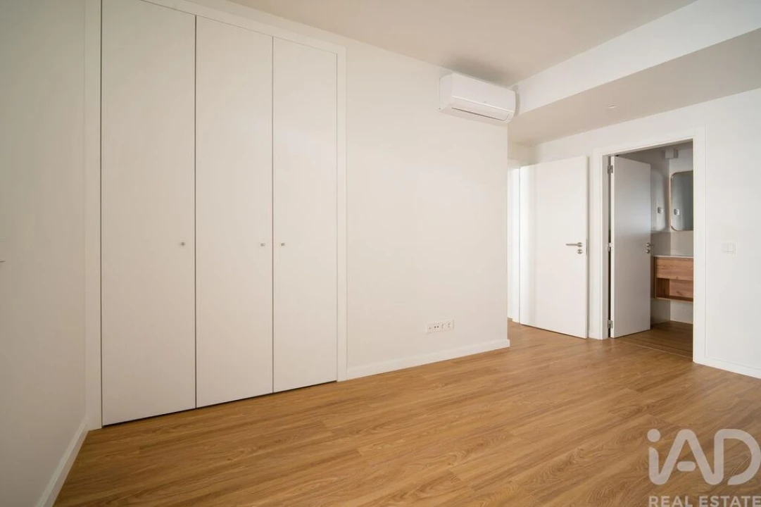Apartamento T4 para Arrendamento em Santo António dos Cavaleiros e Frielas Foto 10