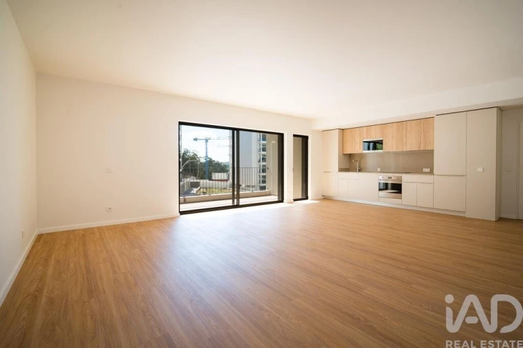 Apartamento T4 para Arrendamento em Santo António dos Cavaleiros e Frielas Foto 13