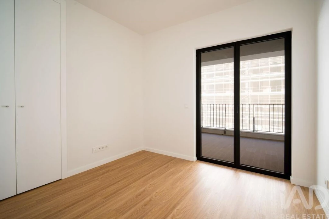 Apartamento T4 para Arrendamento em Santo António dos Cavaleiros e Frielas Foto 8