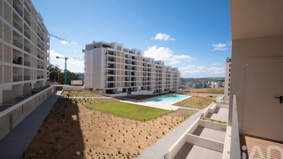 Apartamento T4 para Arrendamento em Santo António dos Cavaleiros e Frielas