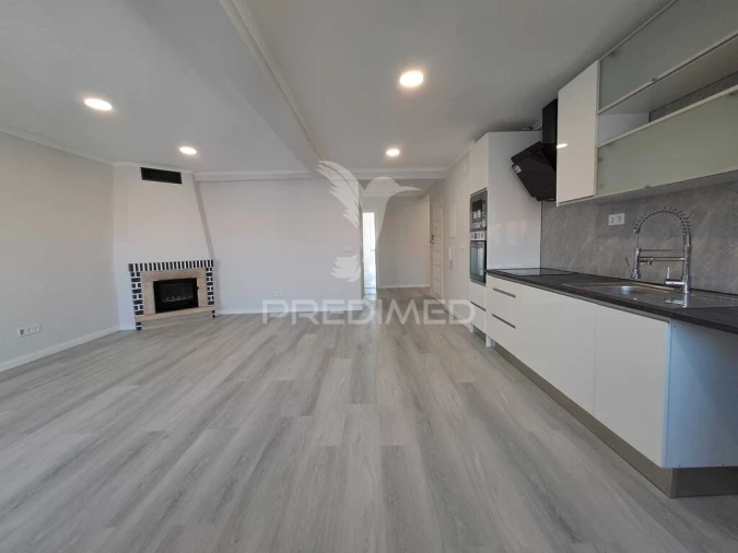 Apartamento T4 para Venda em Amora Foto 2