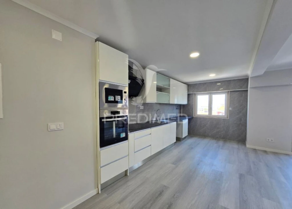 Apartamento T4 para Venda em Amora Foto 3