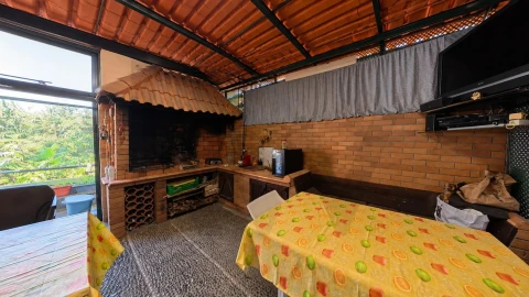 Moradia T5 para Venda em São Gonçalo