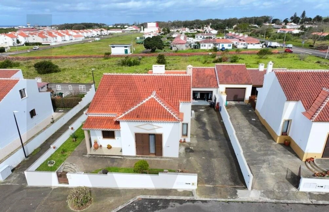 Moradia T4 para Venda em Vila do Porto Foto 1