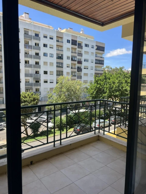Apartamento T4 para Arrendamento em Carnaxide e Queijas