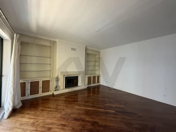 Apartamento T4 para Arrendamento em Carnaxide e Queijas