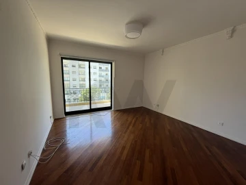Apartamento T4 para Arrendamento em Carnaxide e Queijas